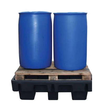 Dois tambores azuis em plástico sobre um palete de madeira com base preta de contenção