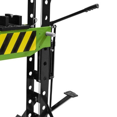 Prensa hidráulica metálica verde e preta com alavanca e pedal