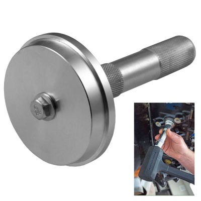 Imagem de ferramenta metálica cilíndrica com pega texturizada, em uso numa mão com pistola de ar comprimido