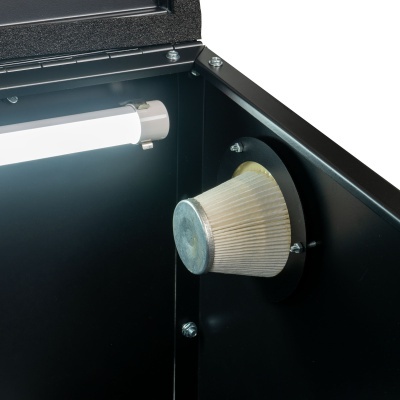 Filtro cilíndrico de tecido branco em estrutura metálica preta com luz fluorescente