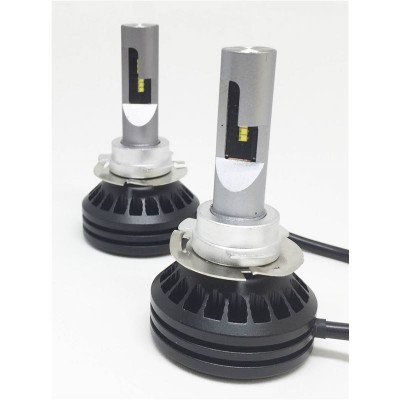 Lâmpadas LED automóveis cinza e preto com dissipadores de calor em fundo branco