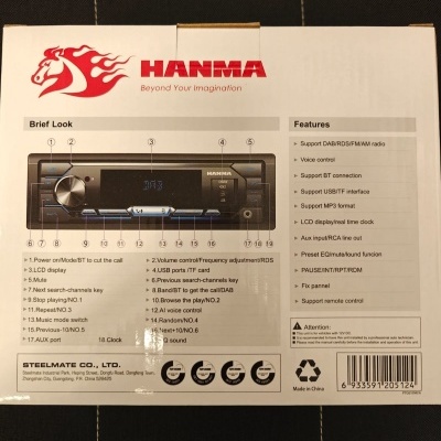 Embalagem de rádio automóvel preto HANMA com display LCD, botões e texto detalhado em inglês sobre funções e características.