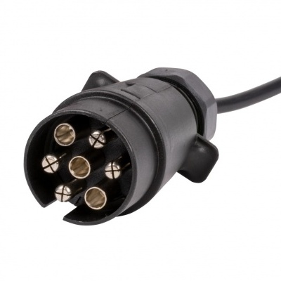 Conector elétrico preto com sete pinos em fundo branco