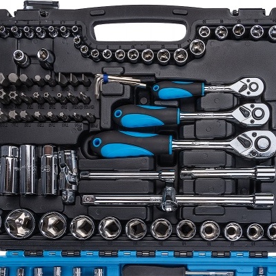 Conjunto de ferramentas em estojo preto com chaves de catraca e soquetes