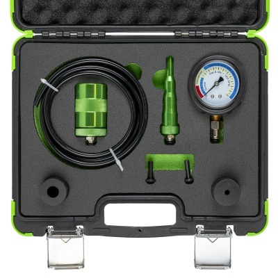 Conjunto de ferramentas com medidor de pressão e acessórios organizados em estojo preto e verde