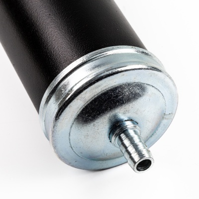 Cilindro preto com extremidade metálica e conexão cilíndrica