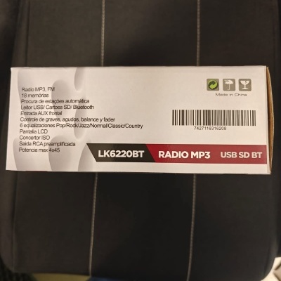 Embalagem de rádio LK6220BT com texto descritivo das funções
