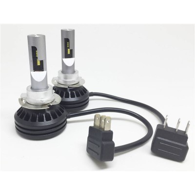 Par de lâmpadas LED para automóveis com base metálica prateada e cabo preto.