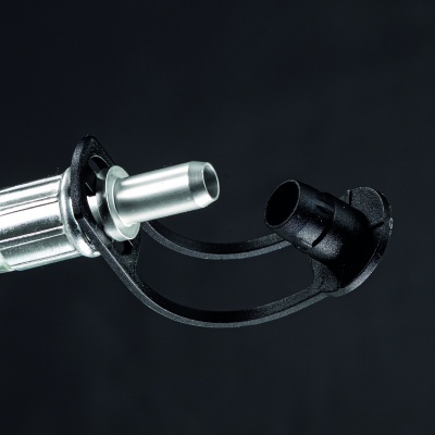 Bico cilíndrico metalizado com tampa preta articulada