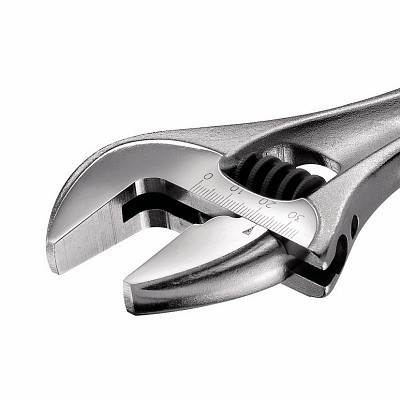 Chave inglesa ajustável metálica prateada com escala de medição