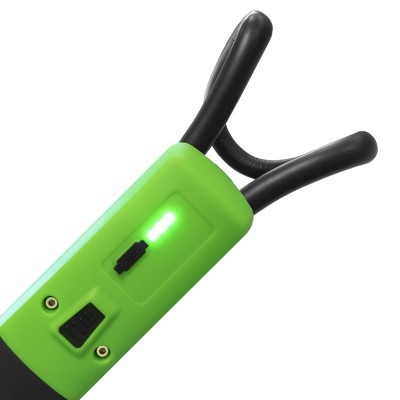 Dispositivo eletrônico verde com luz LED e interruptores pretos.