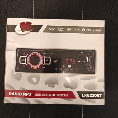 Embalagem de rádio MP3 automóvel preto com visor e botões