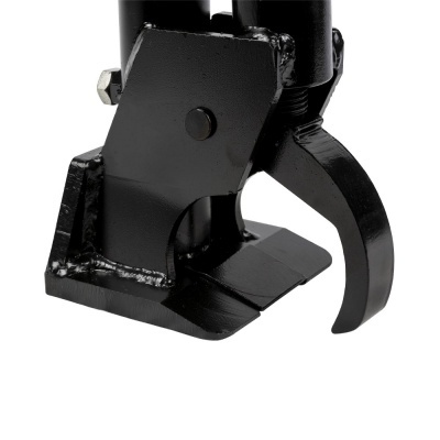 Ferramenta metálica preta com gancho curvo e base quadrada