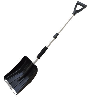 Pá de neve preta com cabo metálico e pega triangular