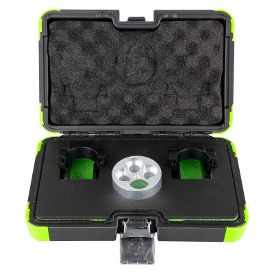 Caixa preta e verde com espuma acolchoada e peças metálicas e plásticas no interior