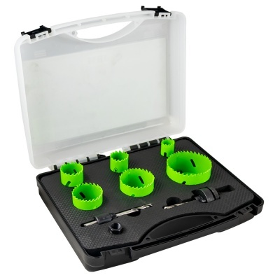 Conjunto de serra copo verde e preto numa caixa plástica com tampa transparente