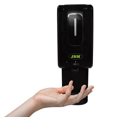 Dispenser automático preto com logotipo JBM e mão de pessoa