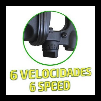 Peça metálica cinzenta com inscrição e textos 6 velocidades 6 speed