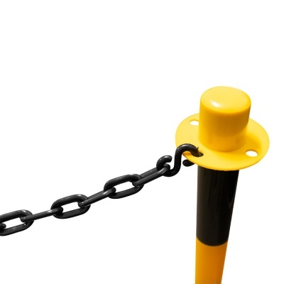 Poste de segurança preto e amarelo com corrente preta em fundo branco