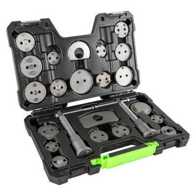 Caixa aberta com conjunto de ferramentas metálicas e pega verde.