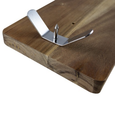Prato de corte em madeira com suporte metálico prateado
