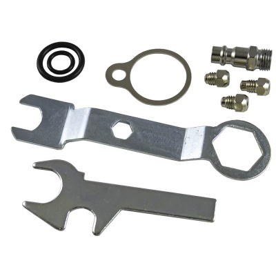 Conjunto de ferramentas metálicas com chaves, anéis de borracha e bicos metálicos