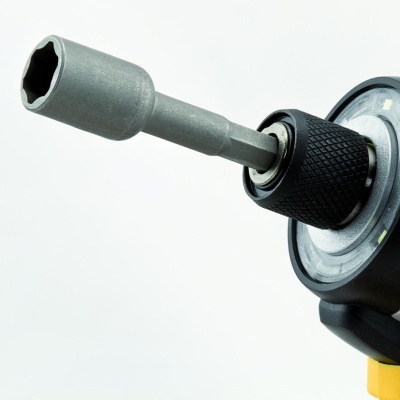 Chave de impacto com ponteira hexagonal e detalhes amarelos