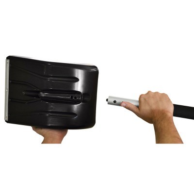 Pá de neve preta com cabo cinza e preto segurada por duas mãos separadas