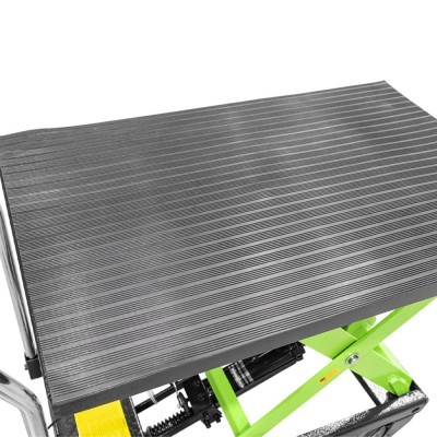 Plataforma elevatória metálica preta com estrutura verde e mecanismo hidráulico