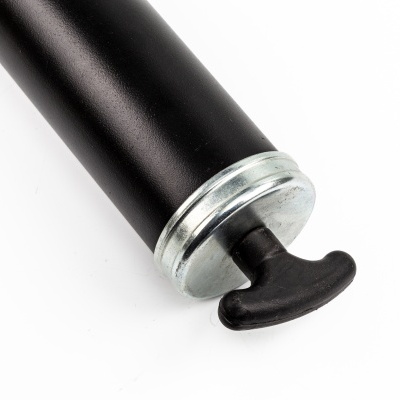 Bomba de ar portátil preta com punho em T e anel metálico.