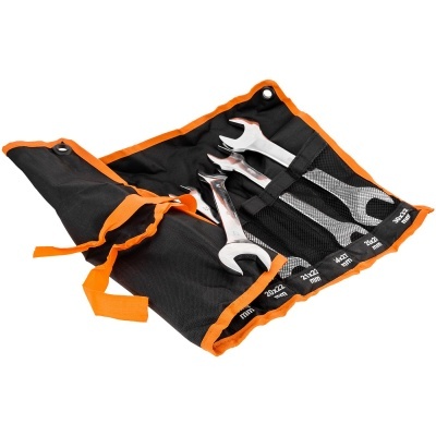 Conjunto de chaves fixas metálicas num estojo preto com bordas laranja