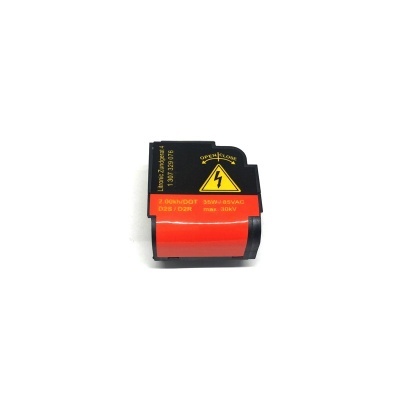 Relé compacto preto e vermelho com símbolo amarelo de alta tensão e especificações elétricas