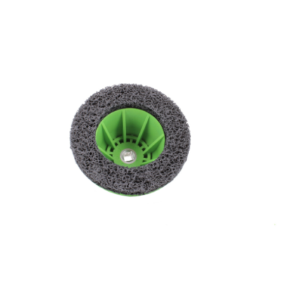 Roda ou escova circular com centro verde e material cinza texturizado
