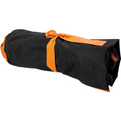 Estojo ou saco de tecido preto com fita laranja para amarrar enrolado