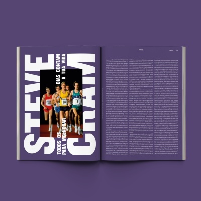 Revista aberta com corredores e texto inspirador em fundo roxo