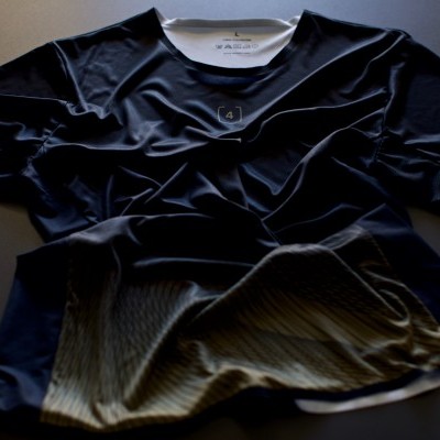 T-shirt preta com interior cinzento claro de manga curta