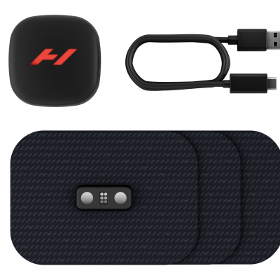 Kit com tensor cellular preto com padrão diagonal, sensor magnético e caixa preta com logótipo vermelho, e cabo USB preto.