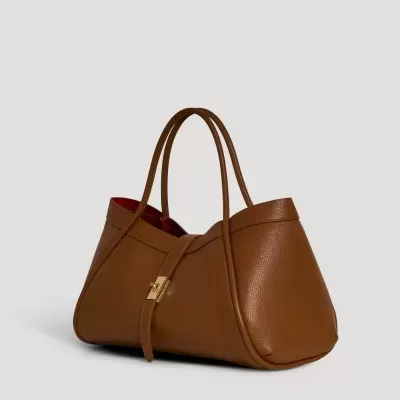 Mala de mão castanha em pele com fecho dourado e interior vermelho