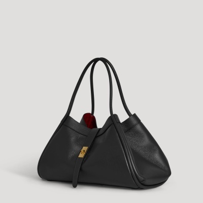 Mala de mão preta em pele com fecho dourado e interior vermelho