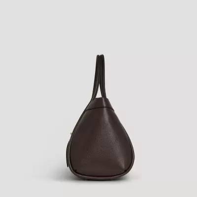 Mala de mão em couro castanho escuro vista de perfil