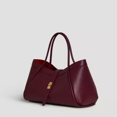 Mala de ombro em couro bordô com fecho dourado