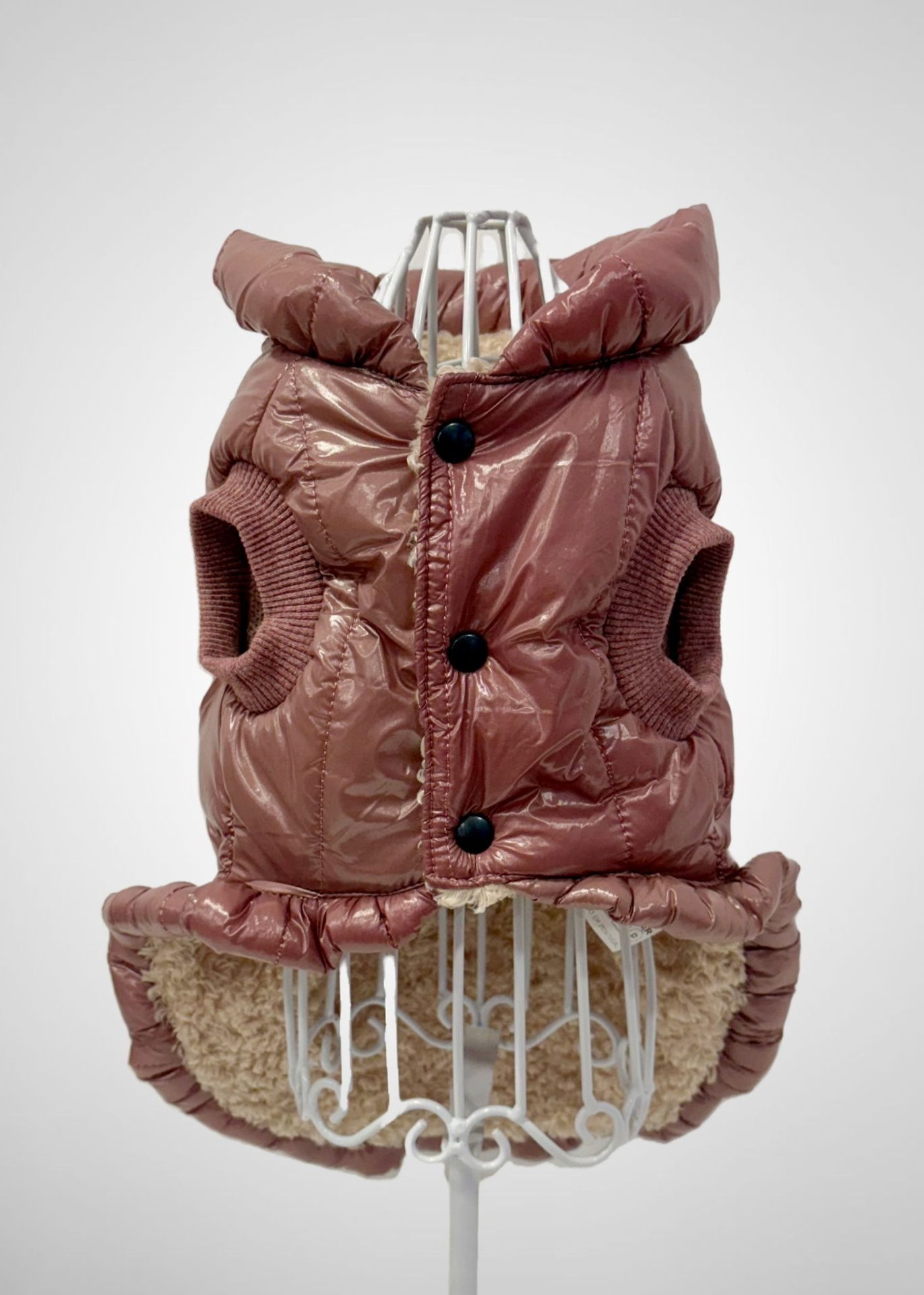 Colete acolchoado cor salmão para cão com interior felpudo e botões pretos