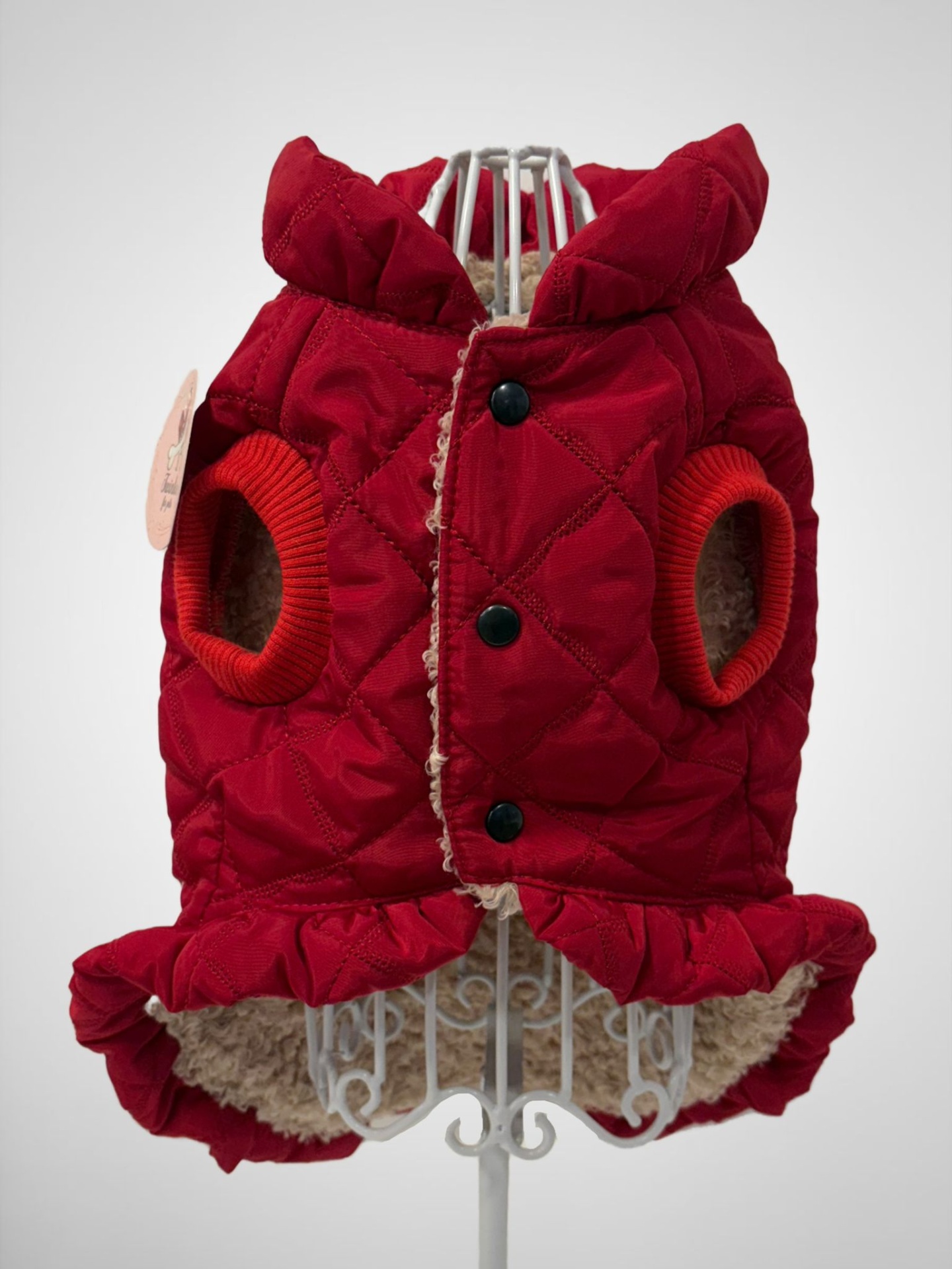 Casaco de cão acolchoado vermelho com interior felpudo bege e botões pretos