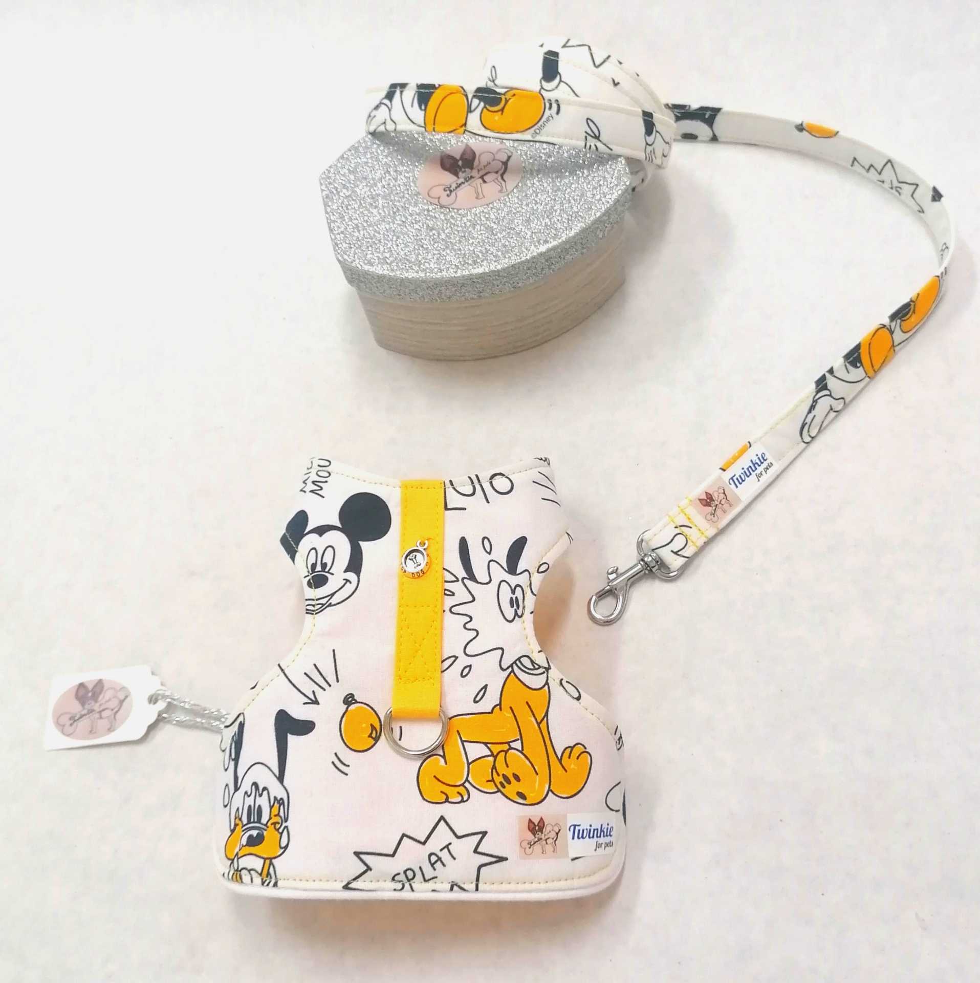 Peitoral e trela para cão com personagens de banda desenhada em branco, amarelo e preto