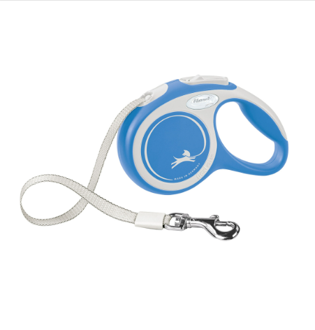 Trela retrátil para cães azul e branco com cordão e gancho metálico.