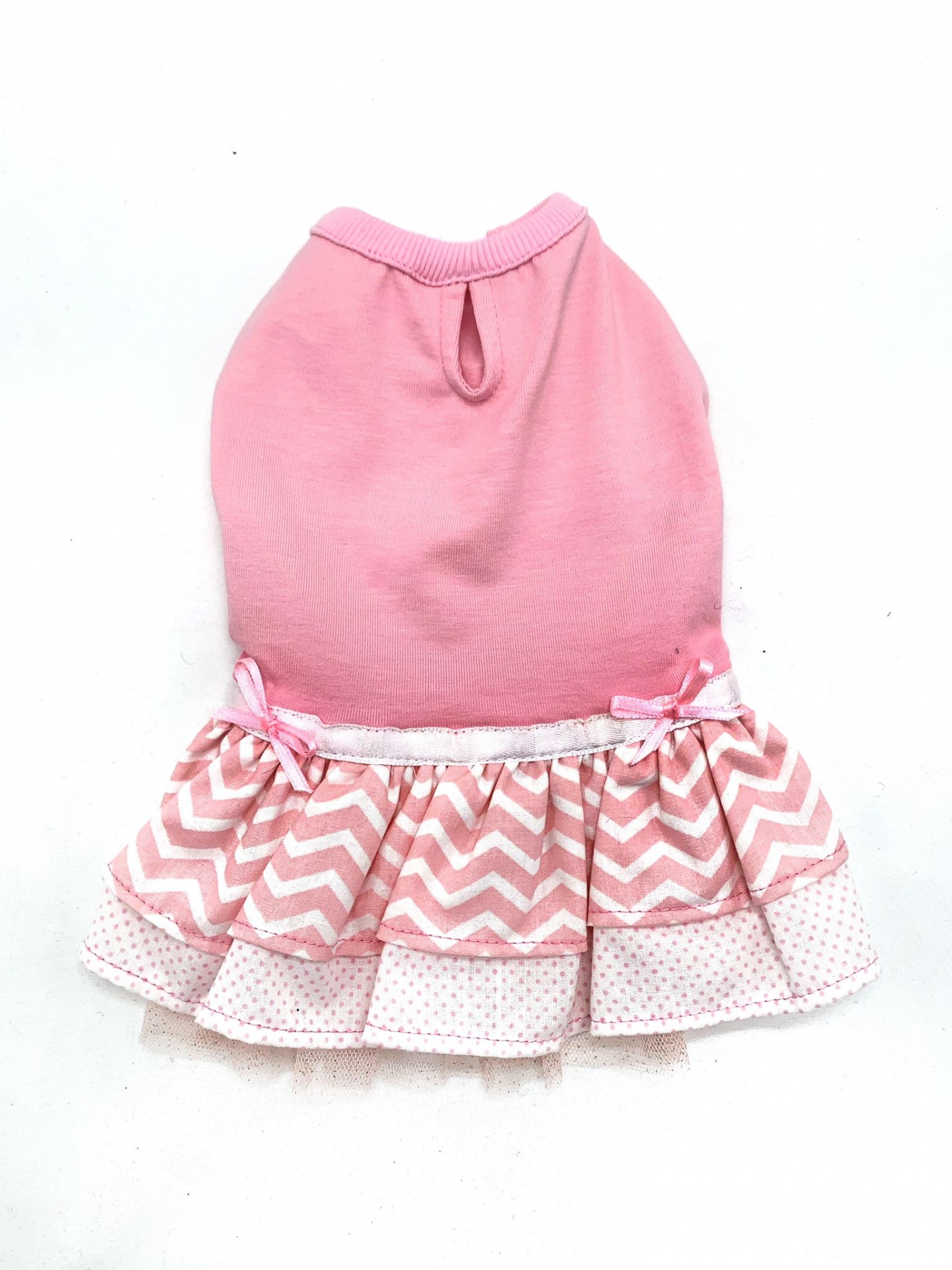 Vestido rosa para cão com saia padrão chevron e bolinhas