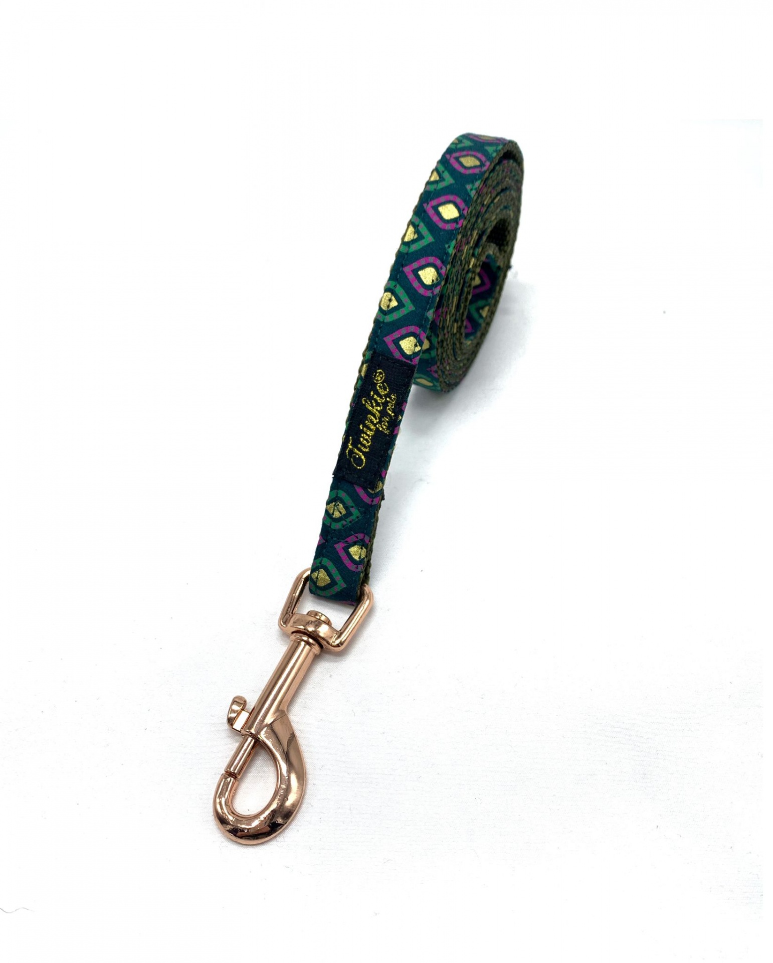 Trela para animais verde com padrão geométrico, gancho dourado e etiqueta com texto