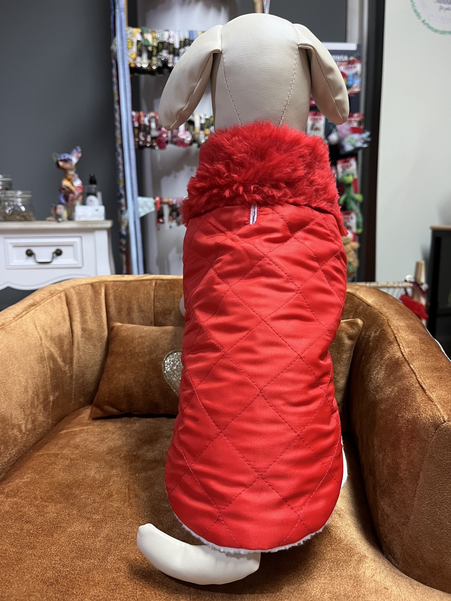 Roupa para cão vermelha acolchoada com gola de pelo vermelho num manequim branco