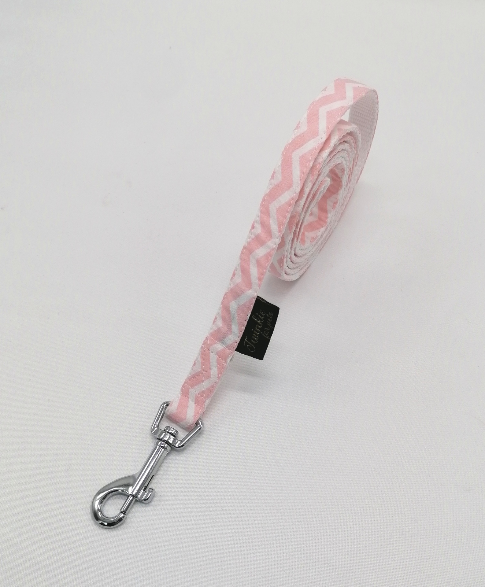 Trela para animais de tecido rosa com padrão de ziguezague