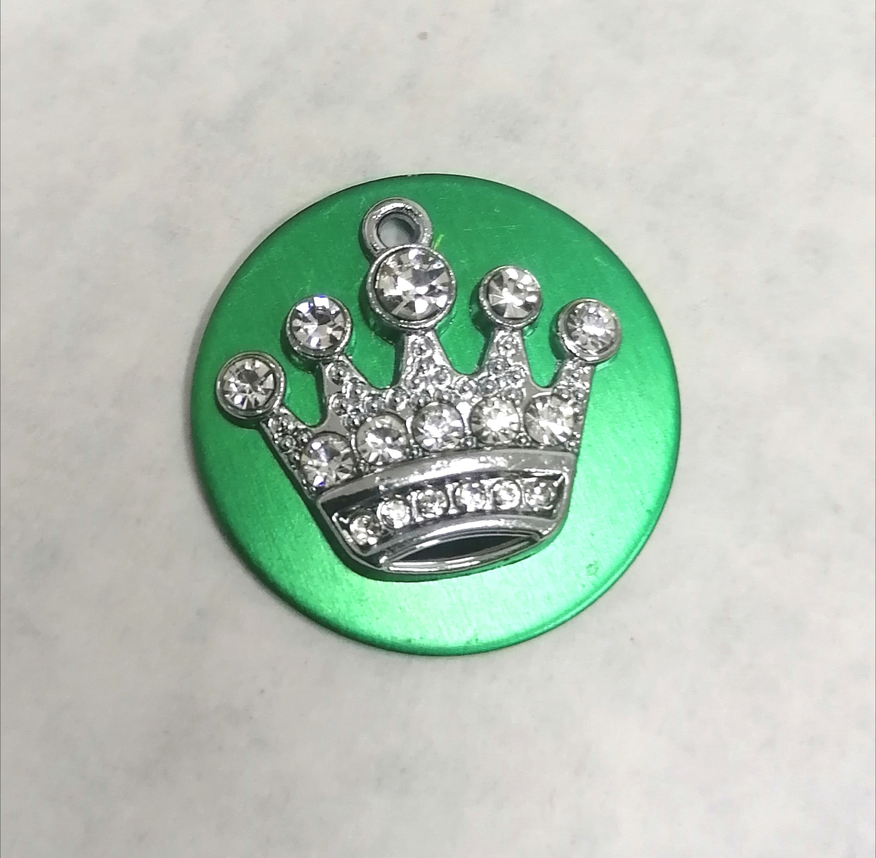 Medalha com pendente, coroa brilhante